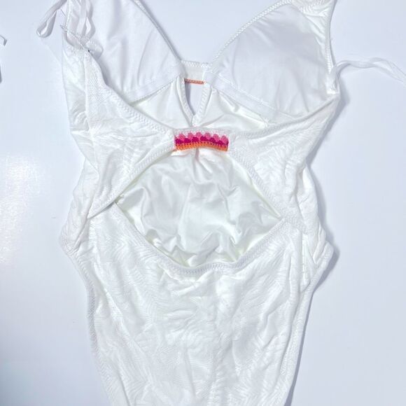 New Trina Turk WHITE Tulum Plunge
Malliot Halter One-Piece Swimsuit US 6 white - Picture 9 of 16